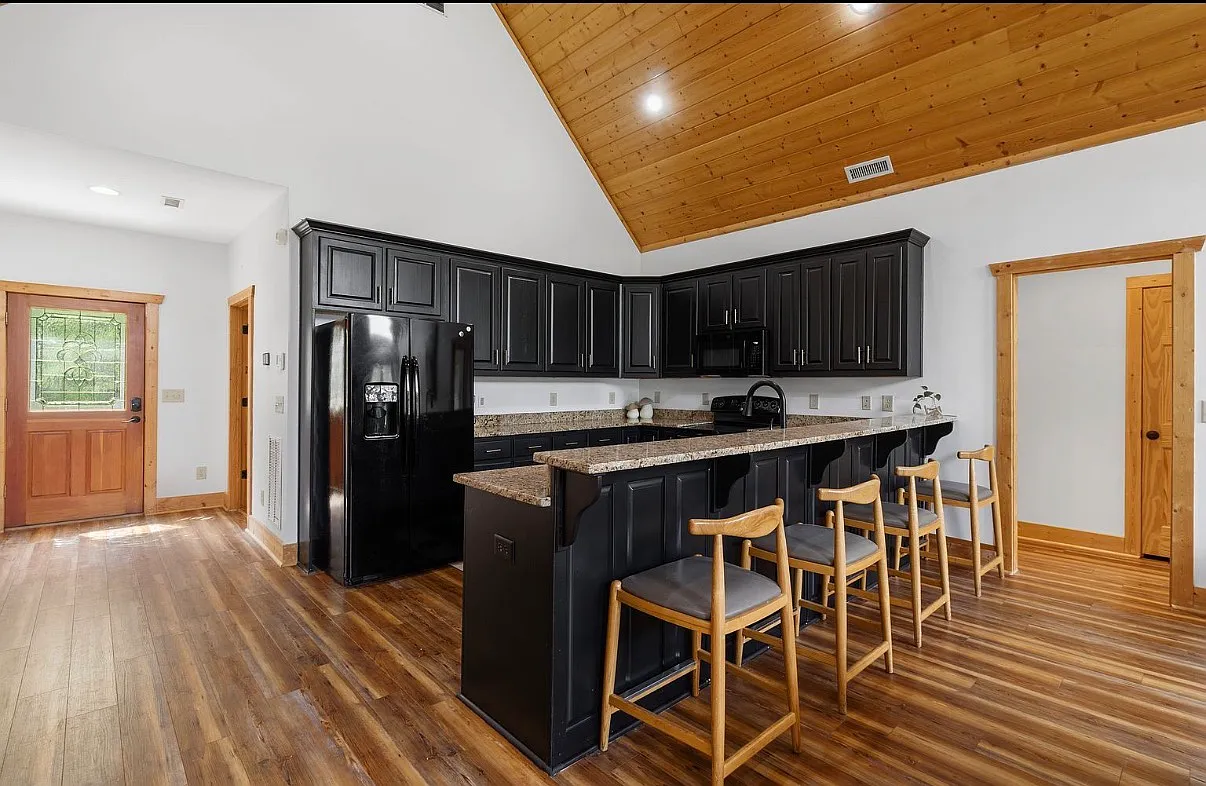 3 bed, 1750 sqft, $2,600 — Photo 4