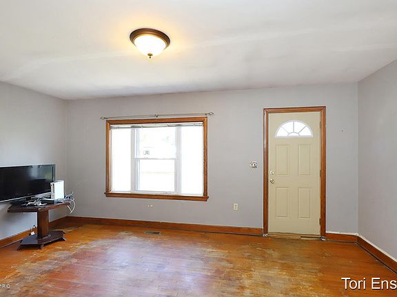 5th image of 332 E Angel Ave