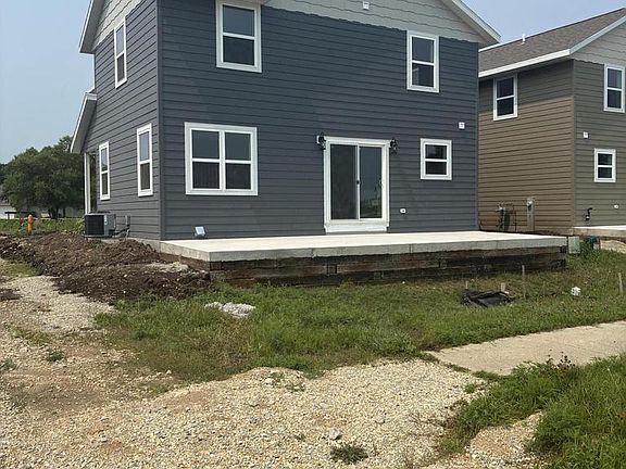 2nd image of 811 Arthur DRIVE