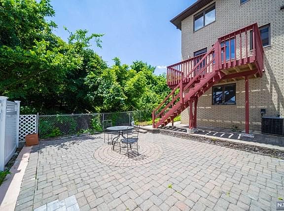 5th image of 1638 John St #1638
