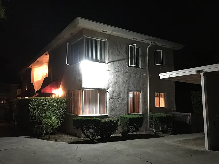 2046 Yale St — Photo 17
