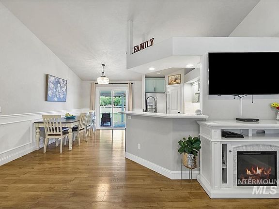3rd image of 836 W Ashby Dr