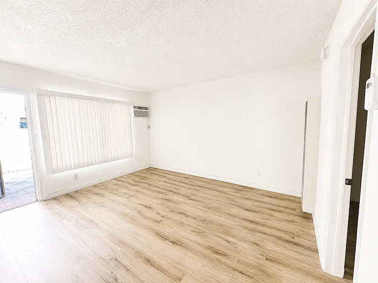 5242 Cahuenga Blvd #3 — Photo 1