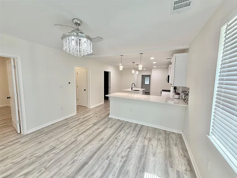1401 W 7th St — Photo 8