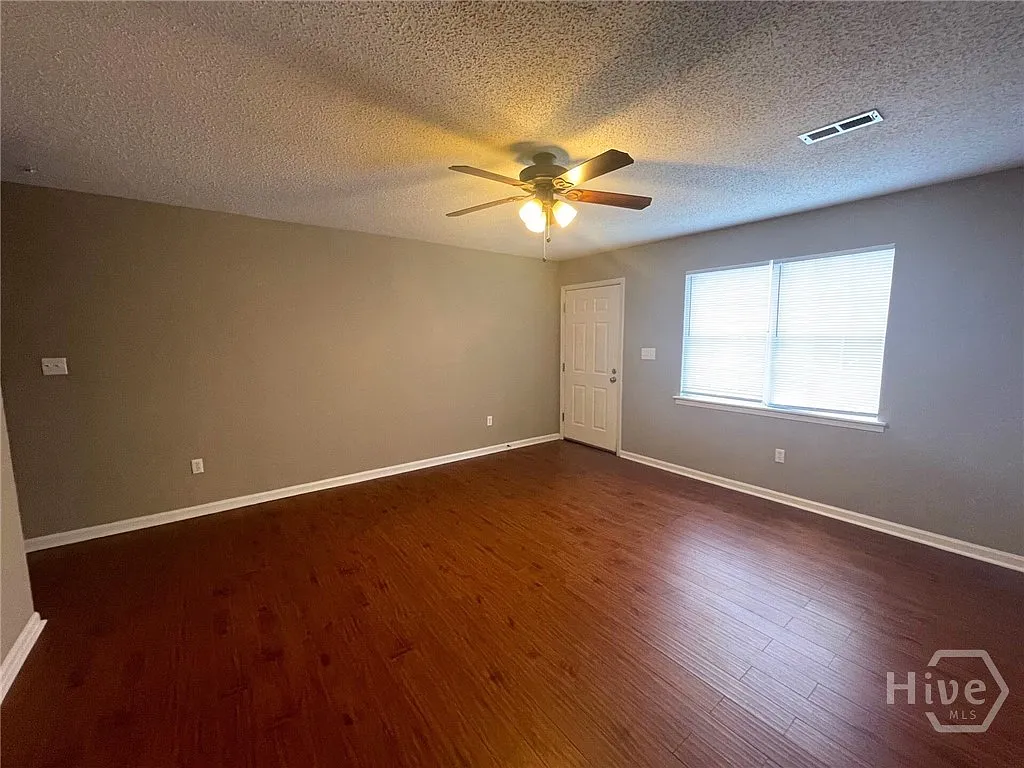 4 bed, 2.0 bath, 2048 sqft, $1,900 — Photo 4