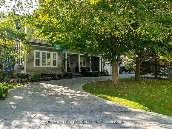 3rd image of 354 Country Club Cres