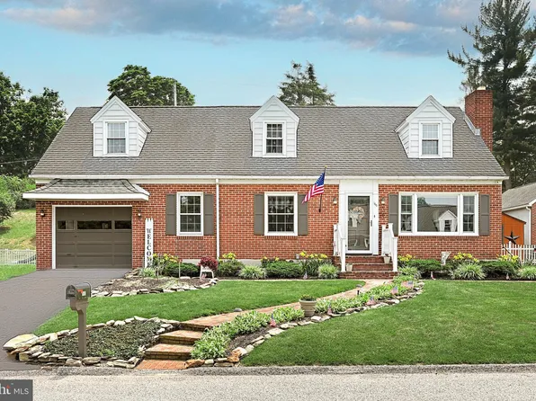 160 W Hoke St, Spring Grove, PA 17362