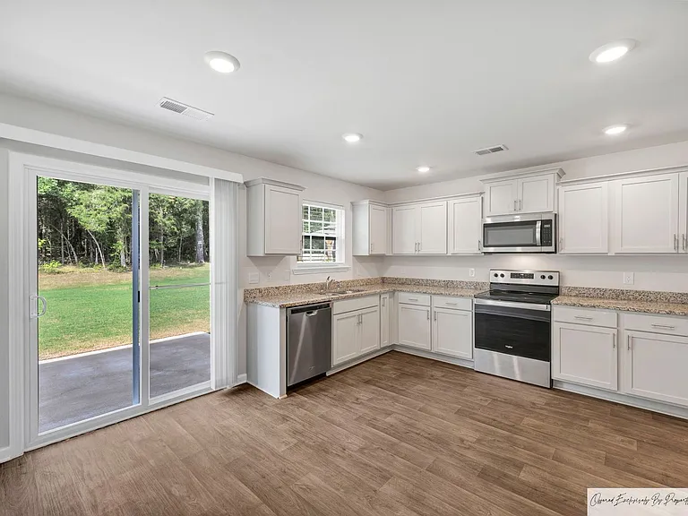 148 Rushton Dr — Photo 8
