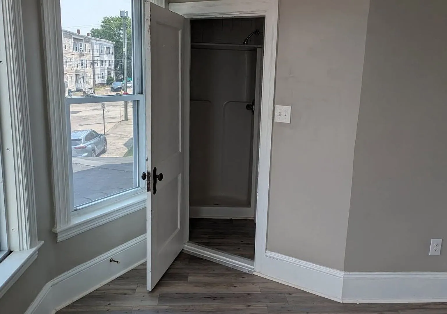 637 Harvard St — Photo 4