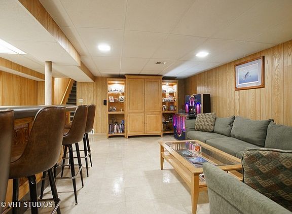 5th image of 944 Leahy Cir