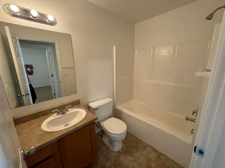 915 NW Maggie Ct #B — Photo 14