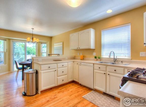 Great kitchen open eat-in plenty of cabinetry *