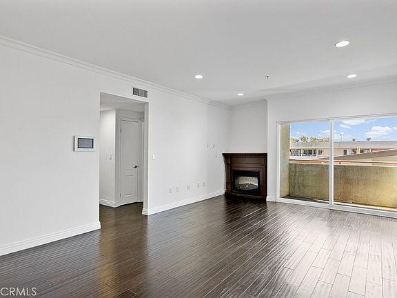 3rd image of 908 S Ardmore Ave Unit 304