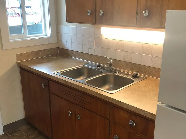 323 E 18th Aly — Photo 5