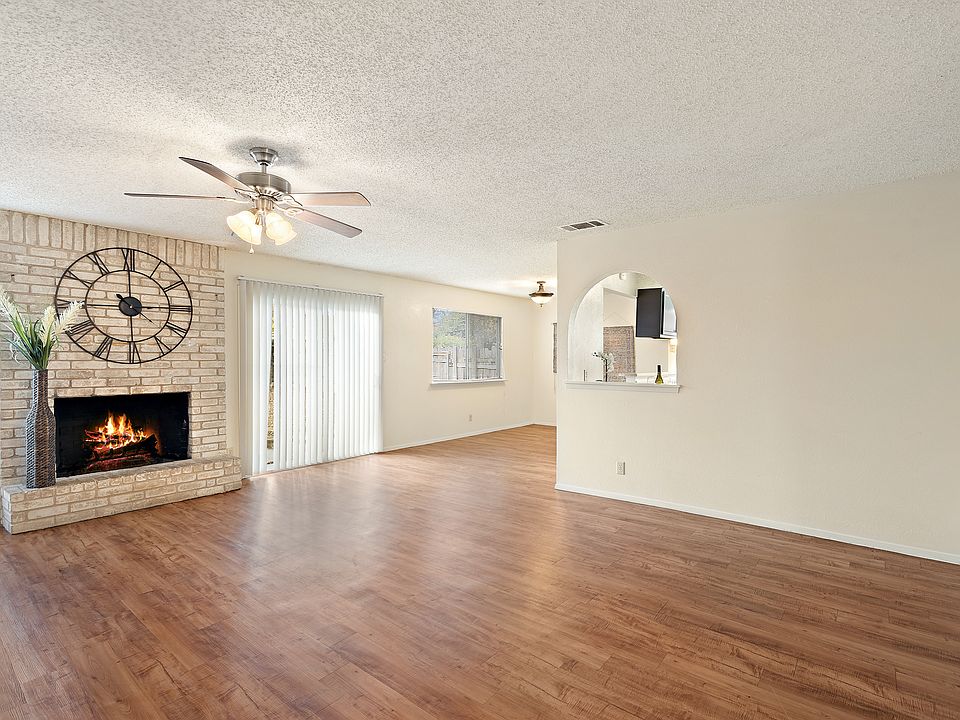 1st image of 900 Chisholm Valley Dr