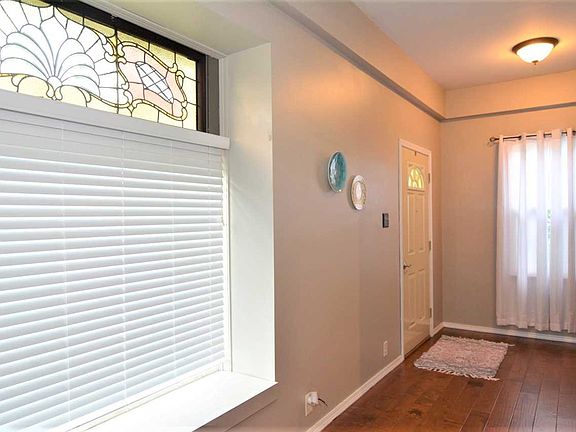 5th image of 6708 Lincoln Ave