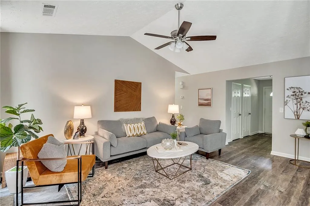 3 bed, 2.0 bath, 1682 sqft, $5,250 — Photo 2