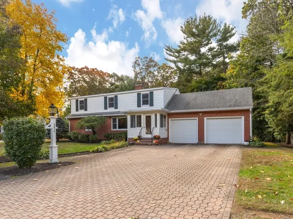 171 Locksley Rd, Lynnfield, MA 01940