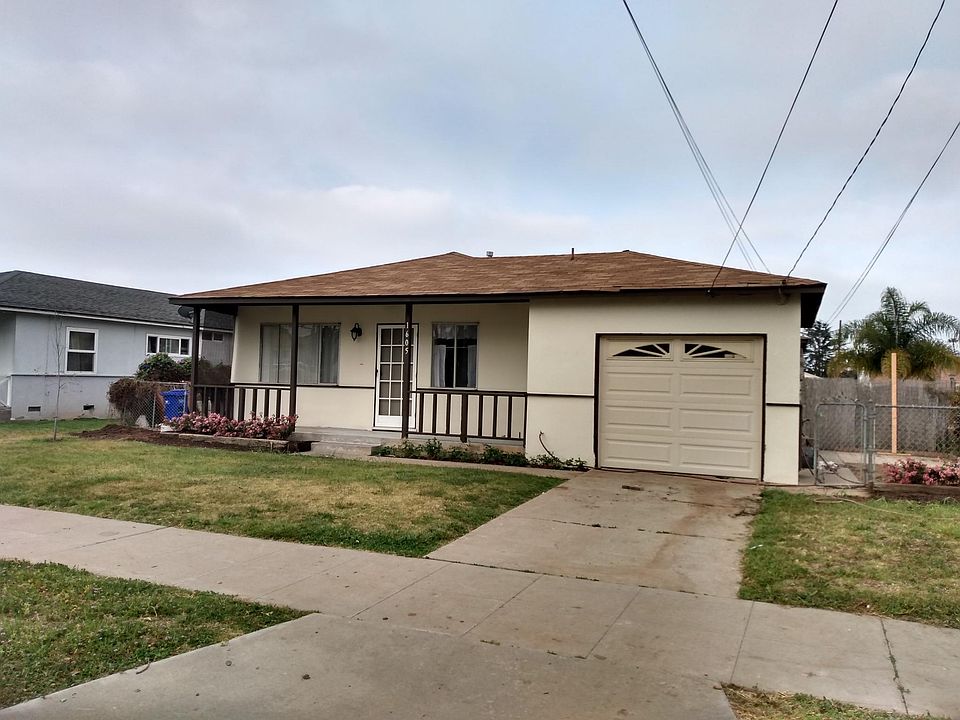 for Rent is a well Maintained two Bedroom 1 Bath home located in Prime South Oceanside... Bring you surf board and walk to the beach from the exclusive home . It's close to schools , shopping and blocks from the beach