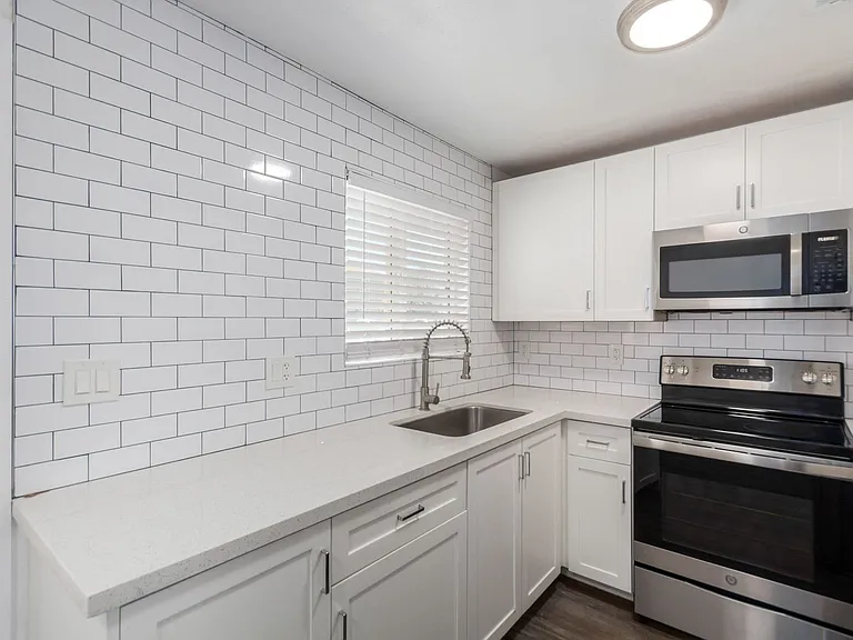 Sandstone Apartments — Photo 5