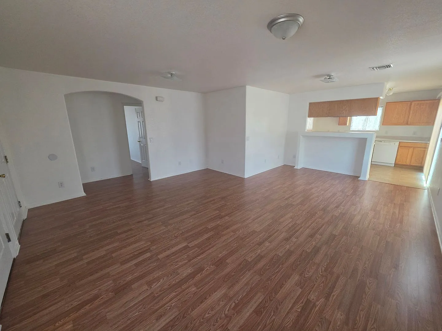 3 Bedroom 2 Bathroom House in Bullhead City — Photo 2