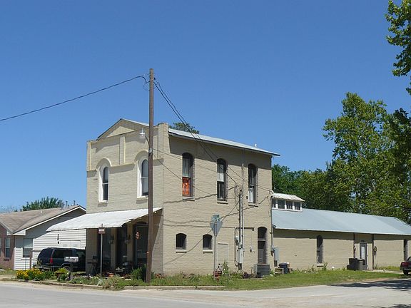 2nd image of 223 NE 1st St