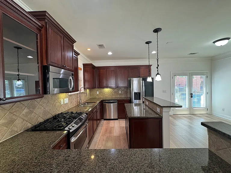 370 16th St NW — Photo 8
