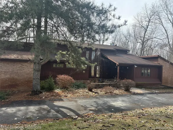 4623 Patrick Rd, West Bloomfield, MI 48322
