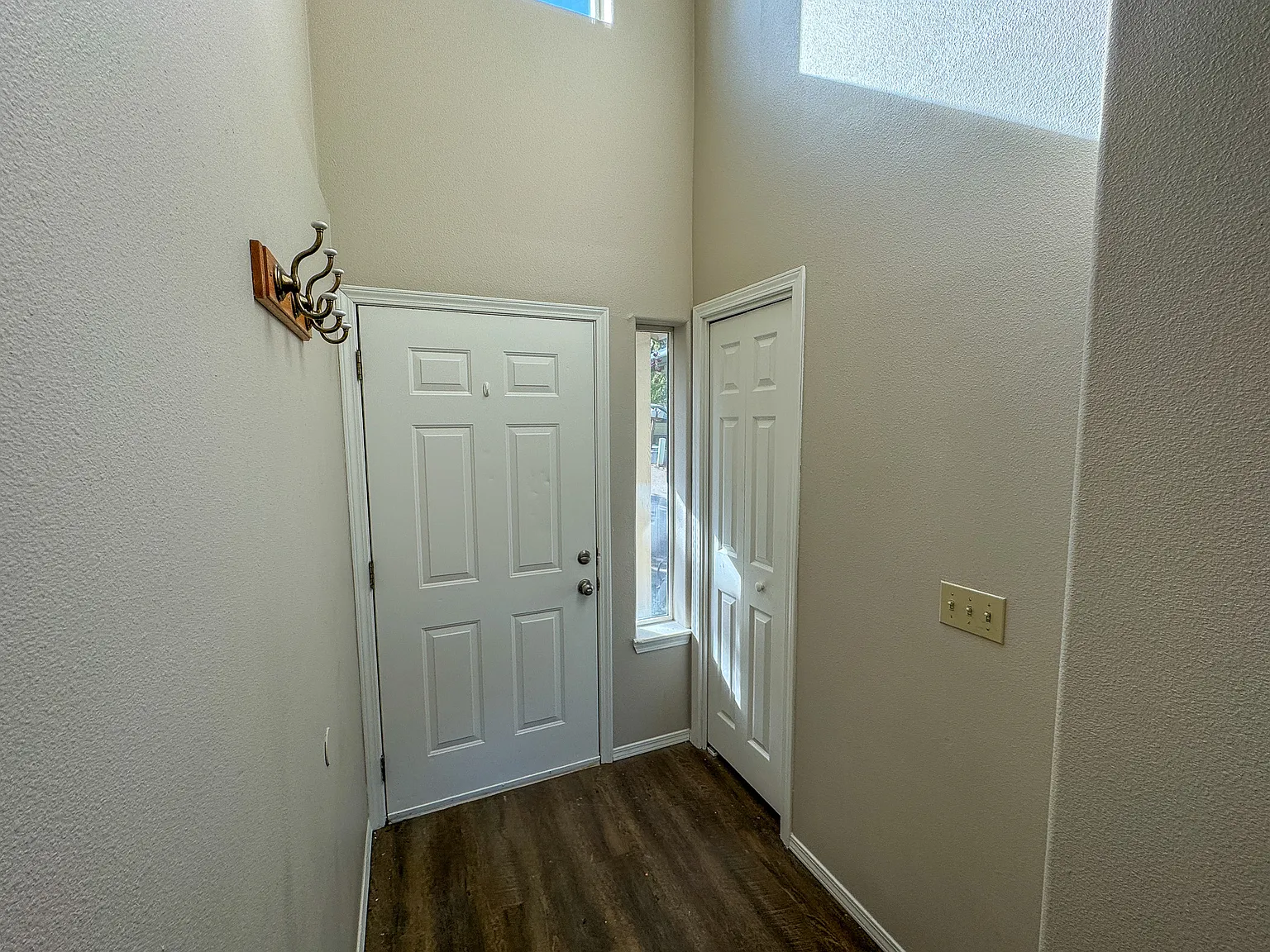 2 bed, 1.5 bath, 1325 sqft, $1,695 — Photo 2