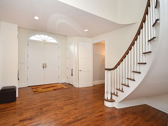 5th image of 10 High Meadow Ct
