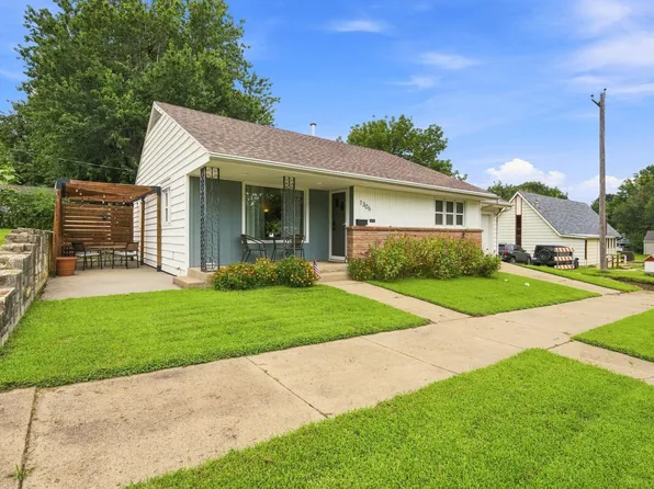 1306 6th St, Wamego, KS 66547