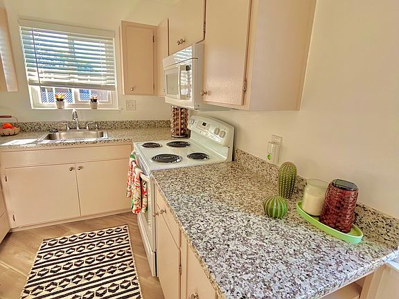 3rd image of 920 Tamarack Ln