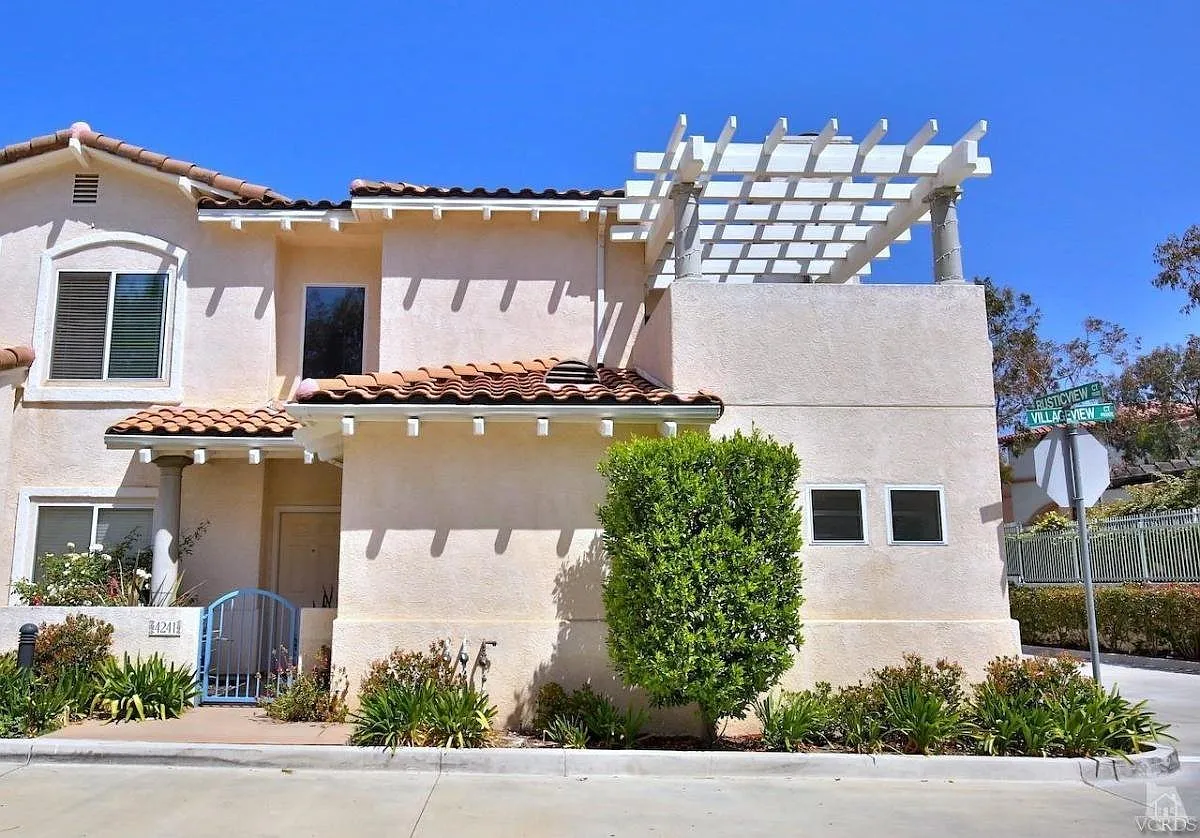 2 Bedroom, 2 Bath Penthouse with Garage & Community Pool — Photo 1