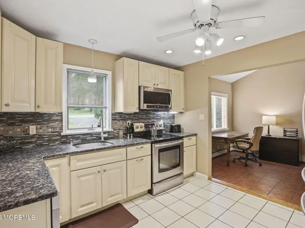 21 Fairway Drive, Toms River, NJ 08753