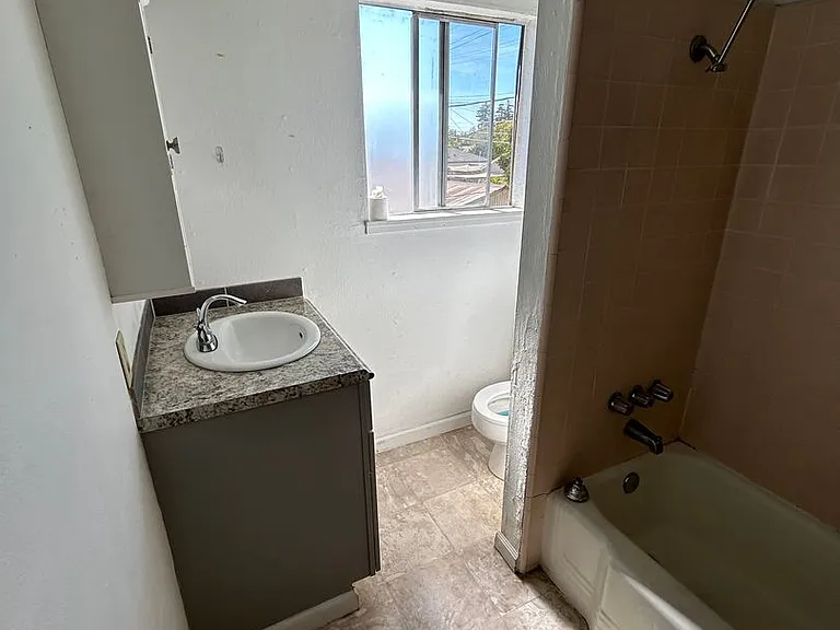 417 E Locust St — Photo 10