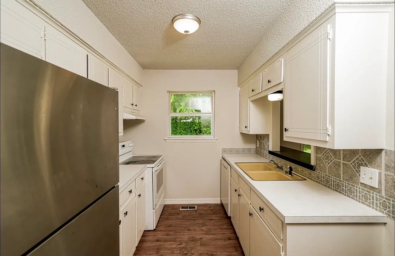 3 bed, 1120 sqft, $1,290 — Photo 2