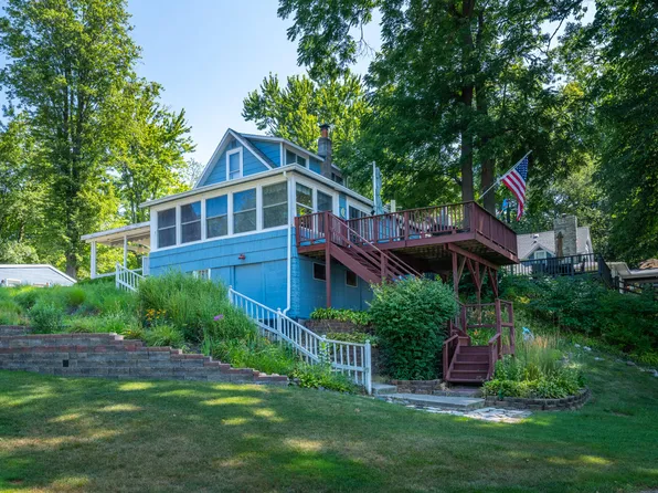 7830 Pear St, Coloma, MI 49038