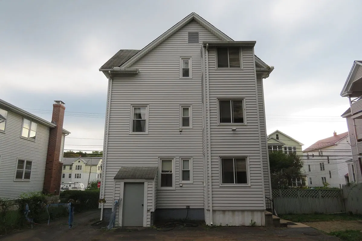 2 bed, 1.0 bath, 2356 sqft, $1,600 — Photo 2