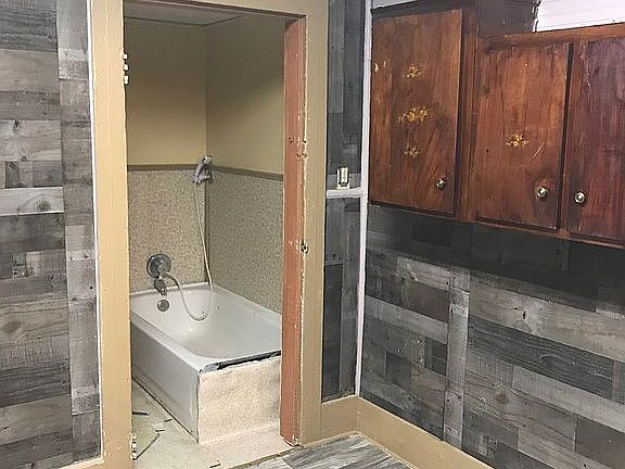 4th image of 110 Oak St