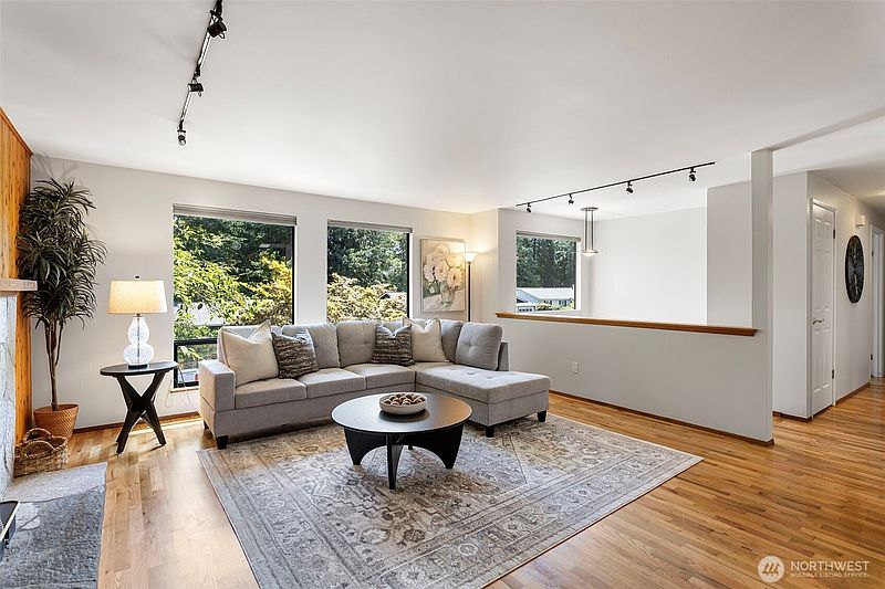 5th image of 22202 Meridian Avenue S