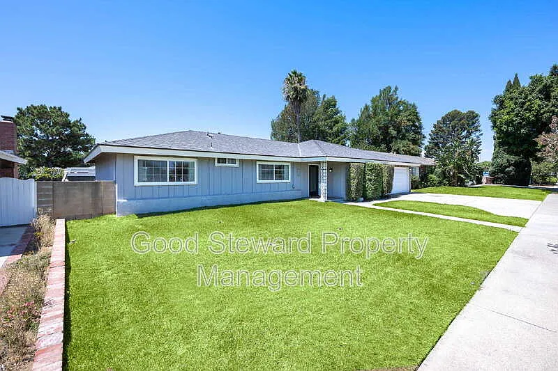 4 bed, 2.0 bath, 2084 sqft, $4,800 — Photo 2