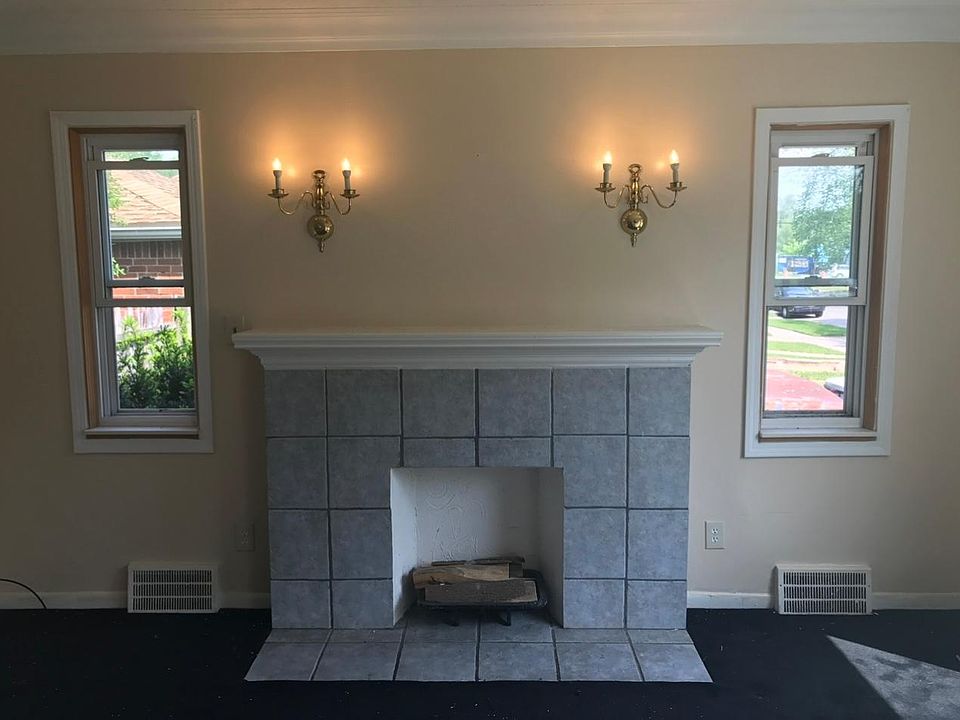 2nd image of 8320 Robson St