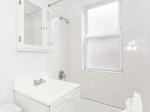 2nd image of 1941 W Winnemac Ave #1821