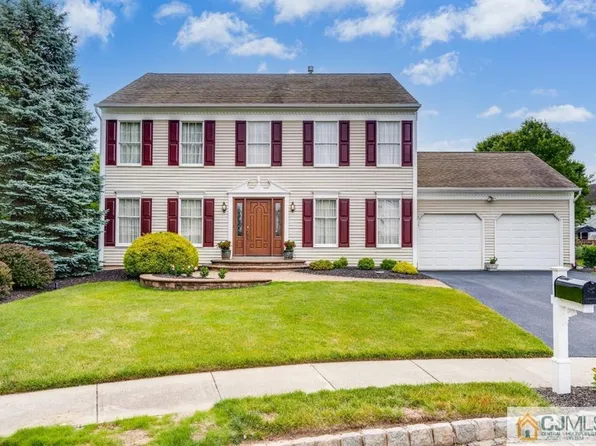 26 Concord Dr, Kendall Park, NJ 08824
