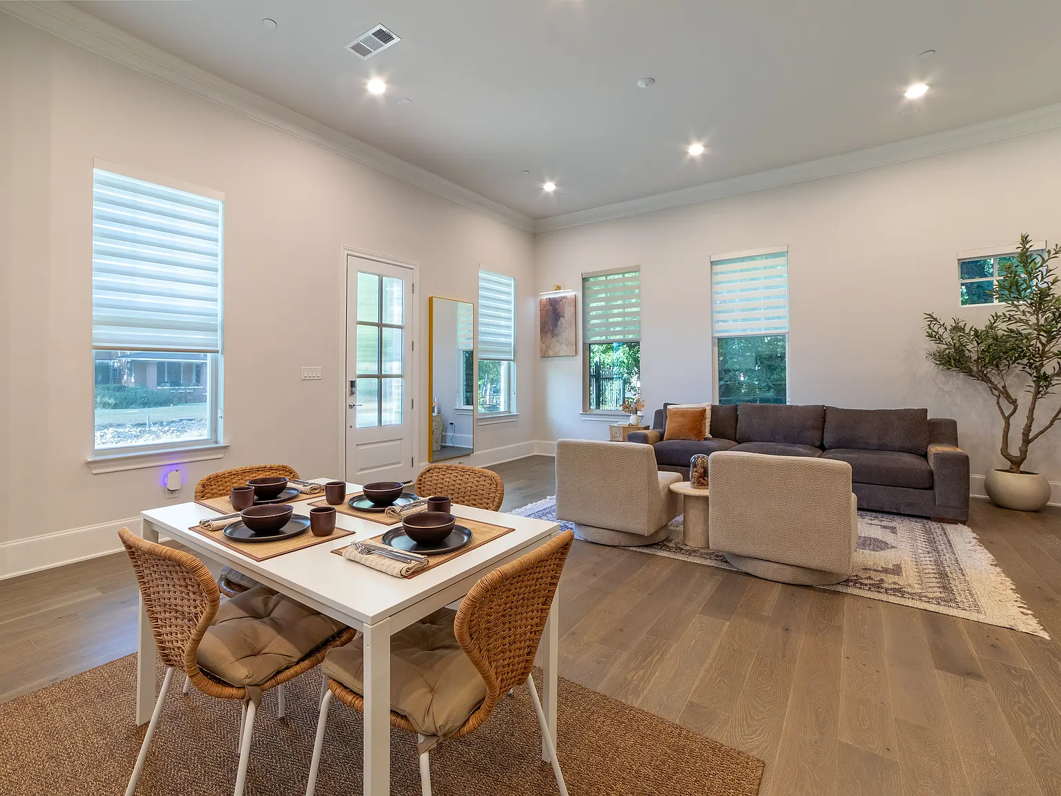 3 bed, 2073 sqft, $2,995 — Photo 4
