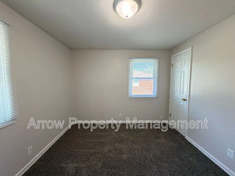 5447 Benton St — Photo 9