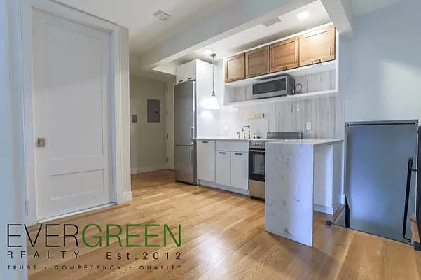 Rented by Evergreen Apartments BK | media 36