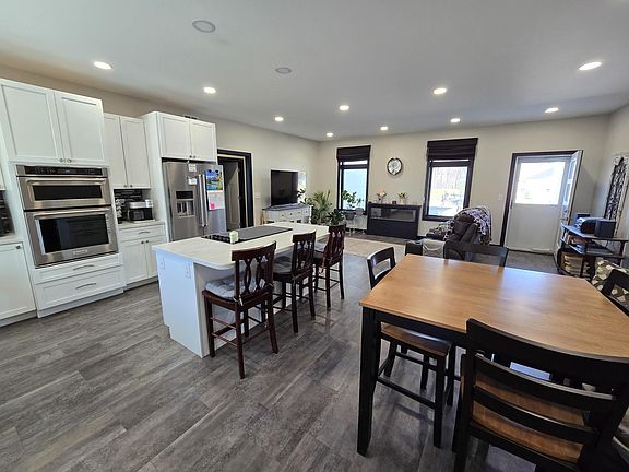 4th image of 784 Lake Forest Cir