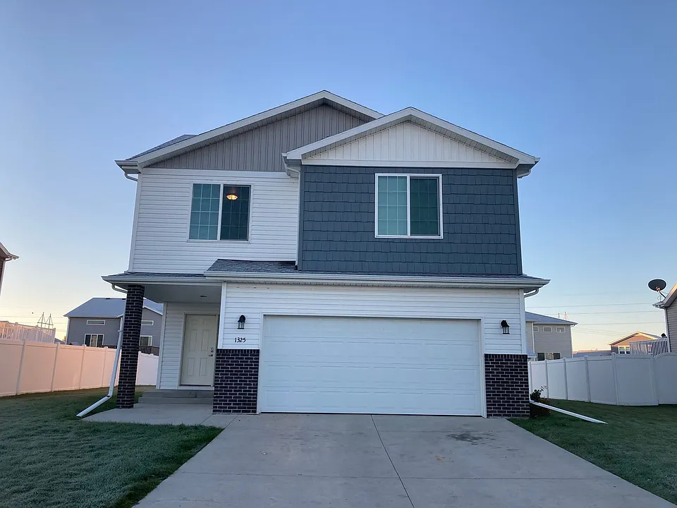 1325 30th Ave W