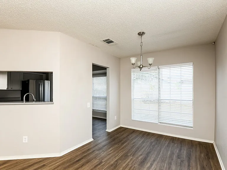 2500 Creekwood Ln — Photo 7